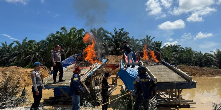 Polsek Singingi Hilir Tertibkan Aktivitas PETI di Koto Baru, Lima Rakit Dompeng Dimusnahkan