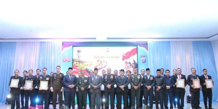 Syukuran Hari Bhayangkara, Kapolres Inhu Berikan Penghargaan kepada 19 Personel Berprestasi