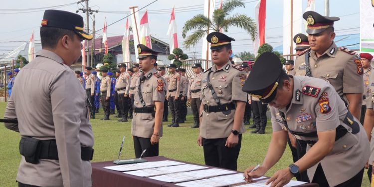 Kapolres Pelalawan Pimpin Upacara Sertijab 5 Pejabat, Tegaskan Komitmen Pelayanan Publik