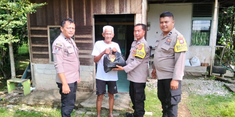 Polsek Jajaran Polres Kuansing Gelar Jumat Barokah, Salurkan Sembako kepada Masyarakat yang Membutuhkan