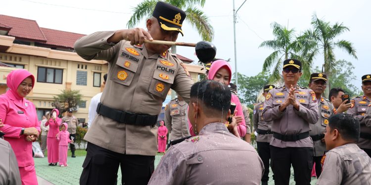 AKBP Sepuh Pimpin Kenaikan Pangkat 63 Personel Polres Siak
