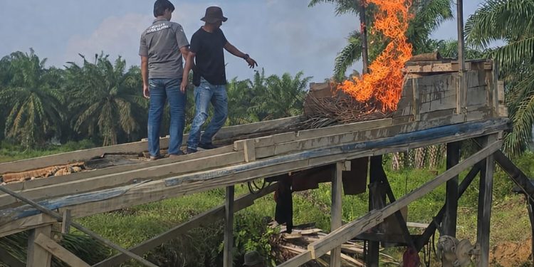 Polsek Kuantan Mudik Musnahkan Enam Rakit PETI di Desa Sitiang, Polres Kuansing Tegaskan Komitmen Berantas Tambang Ilegal