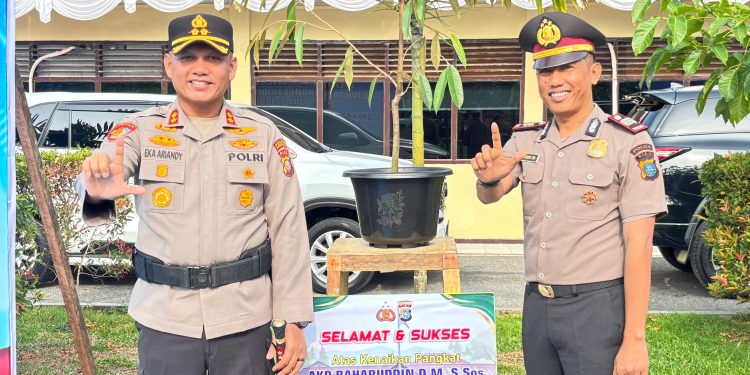 Kapolres Inhu Pimpin Upacara Kenaikan Pangkat 64 Personel, Kasat Intel Salah Satu yang Dilantik