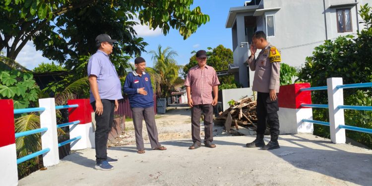 Bhabinkamtibnas Polsek Bukit Raya Melaksanakan Kegiatan Pengecekan Pengerjaan JMP (JEMBATAN MERAH PUTIH) PRESISI Dalam Rangka HUT Bhayangkara ke 80, Sebanyak 2(dua) titik yang ada di Wilkum Polsek Bukit Raya Kel. Simpang Tiga Kec.Bukit Raya Pekanbaru