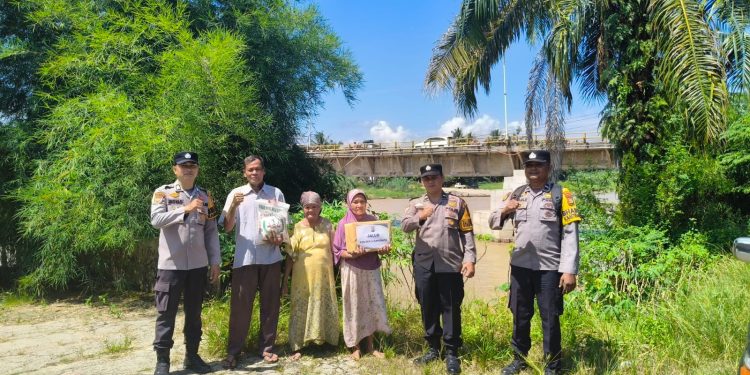 Polsek Ujungbatu Hadirkan Kepedulian Lewat Program JALUR, Salurkan Bansos dan Layanan Kesehatan di Pinggiran Sungai Rokan