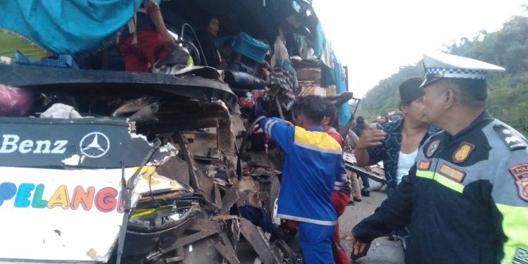 Sigap, Personel Sat PJR Ditlantas Polda Riau dan Tim Lalin HK Berjibaku Selamatkan Korban Kecelakaan di Tol Pekanbaru–Dumai