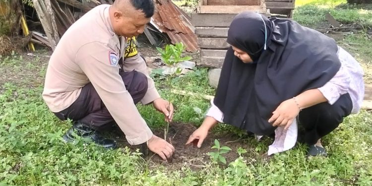 Polsek Logas Tanah Darat dan Polsek Singingi Hilir Ajak Masyarakat Jaga Kelestarian Lingkungan Melalui Green Policing