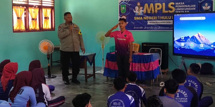 Polsek Hulu Kuantan Berikan Sosialisasi Kenakalan Remaja dan Latihan PBB kepada Peserta MPLS SMAN 1 Hulu Kuantan