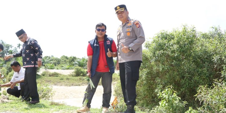 Wakapolres Kuansing Pimpin Penanaman Pohon Green Policing di Desa Muara Jaya Kopah