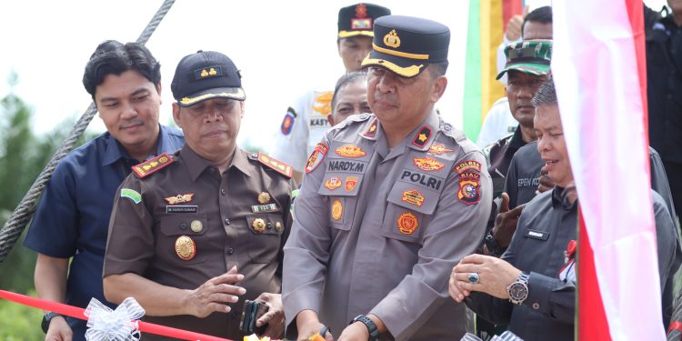 Wakapolres Kuansing Resmikan Secara Simbolis Jembatan Merah Putih Presisi di Desa Jaya Kopah
