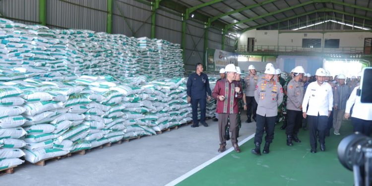 Kapolri Tinjau Pabrik Pupuk Batu Bara Di Kampar – Lepas Distribusi 80 Ton Untuk 5 Kelompok Tani Riau, Kapolres Kampar Awasi Keamanan