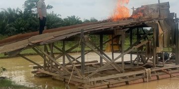 Polsek Pangean Tertibkan Aktivitas PETI di Desa Tanah Bekali, Dua Rakit Dimusnahkan