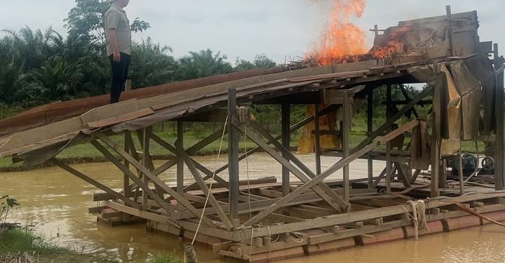 Polsek Pangean Tertibkan Aktivitas PETI di Desa Tanah Bekali, Dua Rakit Dimusnahkan