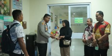 Kapolres Kampar Besuk Personel Zainal Arifin Yang Dirawat Di Icu RSUD Bangkinang