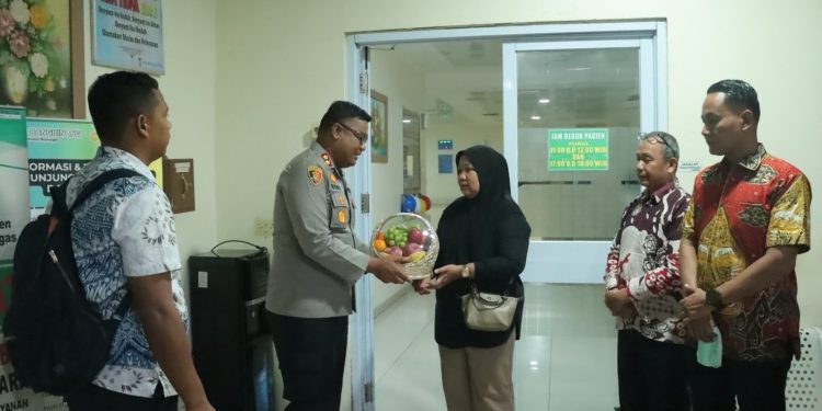 Kapolres Kampar Besuk Personel Zainal Arifin Yang Dirawat Di Icu RSUD Bangkinang