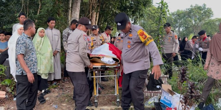 Polres Kampar Berduka – Upacara Pemakaman Personil Aiptu Zainal Arifin Dilaksanakan dengan Khidmat Di Bangkinang