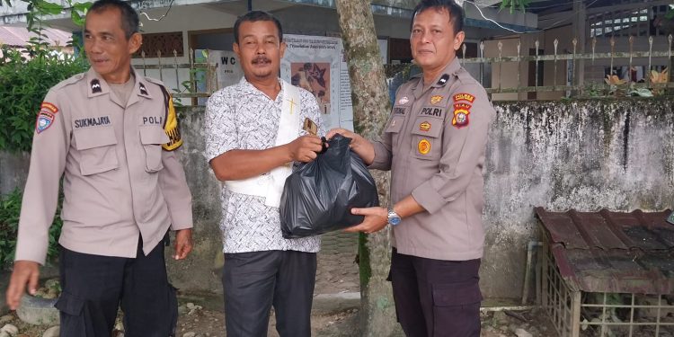 Polsek Kuantan Tengah Gelar Minggu Kasih, Salurkan Bantuan Sembako kepada Warga