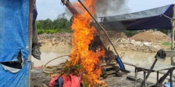 Polsek Singingi Hilir Tertibkan PETI di Desa Sungai Paku, Tiga Rakit Dompeng Dimusnahkan