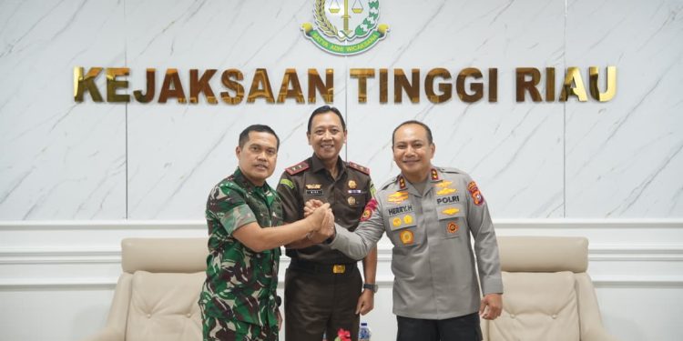 Kapolda Riau dan Kajati Perkuat Sinergi Penegakan Hukum