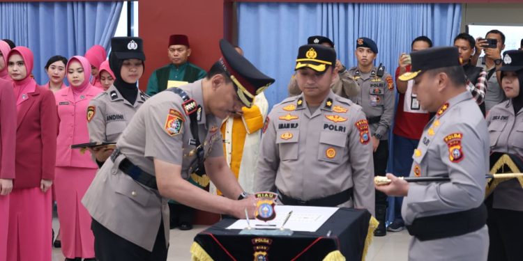 Kapolda Riau Pimpin Sertijab Dirintel, Kabid Humas hingga 4 Kapolres