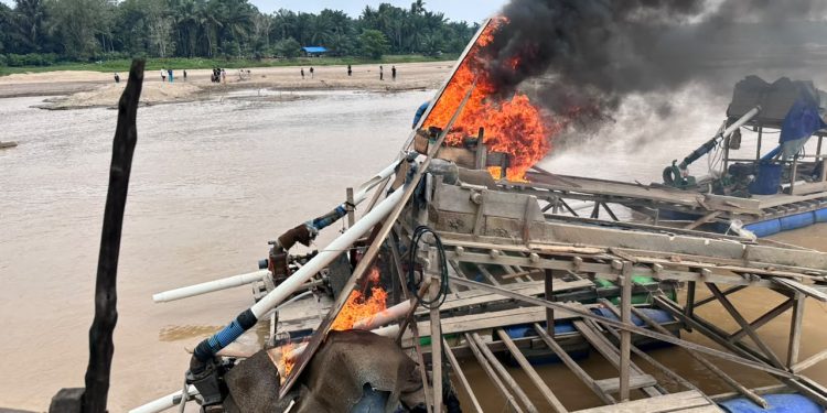 Polsek Cerenti Tertibkan 48 Rakit PETI di Lima Desa, Tegaskan Komitmen Jaga Kelestarian Sungai Kuantan