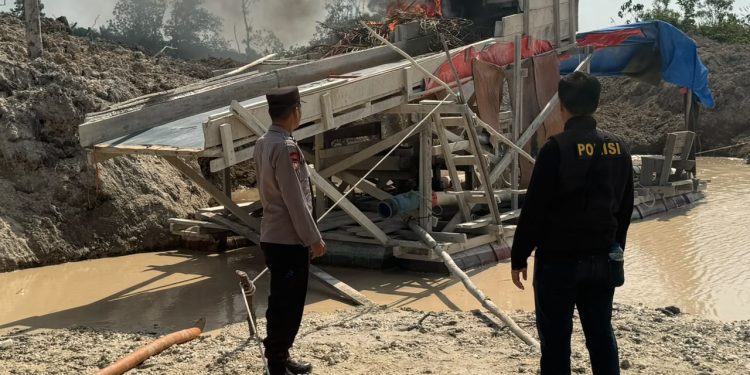 Polres Kuansing Tertibkan Aktivitas PETI di Dua Kecamatan, 22 Rakit Tambang Ilegal Dimusnahkan