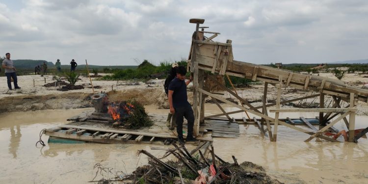 Polsek Kuantan Mudik Tertibkan 17 Rakit PETI di Areal PT KTBM, Tegaskan Komitmen Berantas Penambangan Ilegal
