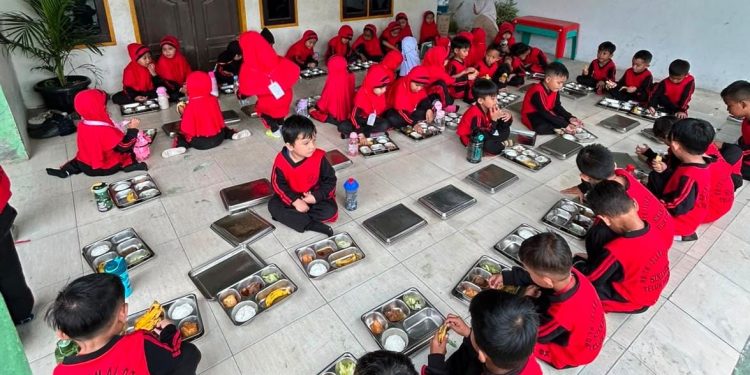 SPPG Polres Kuansing Salurkan 2.325 Porsi Makan Bergizi Gratis, Dukung Terciptanya Generasi Sehat dan Berkualitas