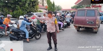 Di Tengah Kemacetan dan Antrean Pengisian BBM, Sosok Aiptu Elpino Tanio Hadir Mengurai Kepadatan Lalu Lintas