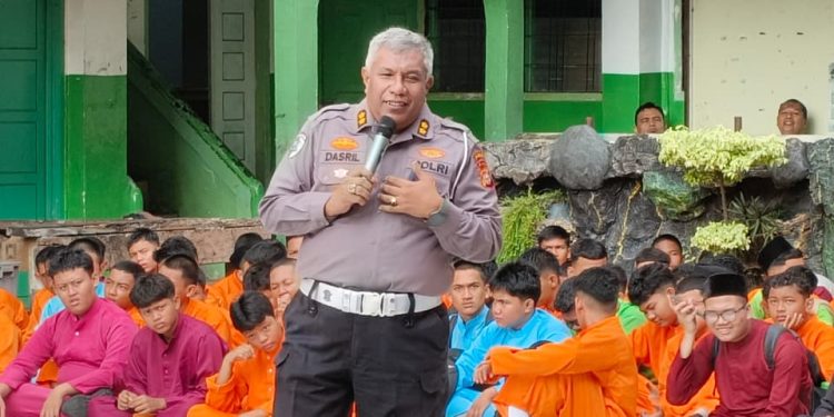 POLICE GO TO SCHOOL, DITLANTAS POLDA RIAU TANAMKAN BUDAYA TERTIB BERLALU LINTAS DAN GREEN POLICING KEPADA PELAJAR
