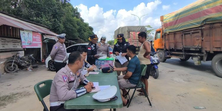 Cegah Kecelakaan, Ditlantas Polda Riau Bersama BPTD Gelar Razia dan Ramp Check Kendaraan Angkutan di Pekanbaru