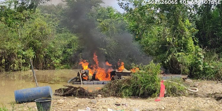 Dalam Kurun Waktu Seminggu Polres Kuansing Musnahkan 90 Rakit PETI dari 12 Lokasi.