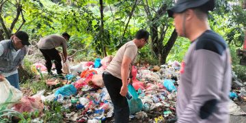 Polsek Tualang Bersama Pemerintah Kampung Bersihkan Tumpukan Sampah di Simpang Gondrong, Wujud Respons Cepat Keluhan Masyarakat