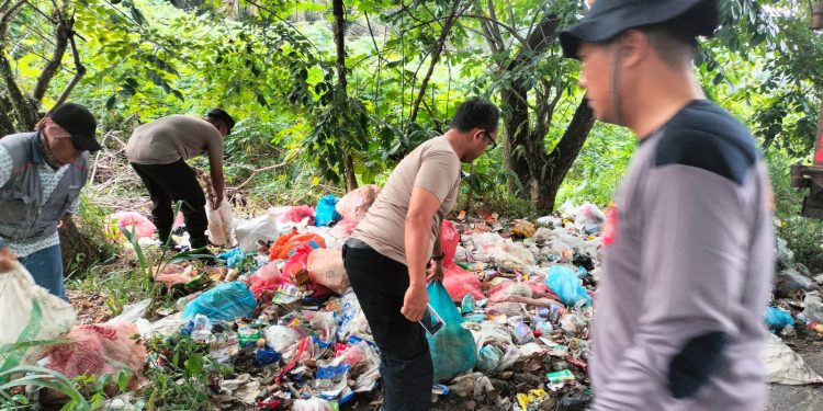 Polsek Tualang Bersama Pemerintah Kampung Bersihkan Tumpukan Sampah di Simpang Gondrong, Wujud Respons Cepat Keluhan Masyarakat