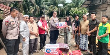 Kapolsek Kepenuhan dan Camat Salurkan Bantuan untuk Korban Kebakaran Rumah di Desa Ulak Patian