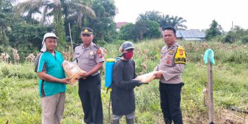 Polsek Kampar Kiri Menyerahkan Bantuan Bibit Jagung Pipil pada Kelompok Tani Hidayah Harapan Dalam Mendukung Ketahanan Pangan
