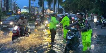 Hujan Deras Rendam Pekanbaru, Dirlantas Polda Riau Pimpin Langsung Urai Kemacetan dan Bantu Pengendara