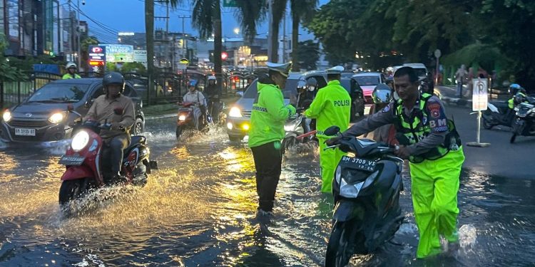 Hujan Deras Rendam Pekanbaru, Dirlantas Polda Riau Pimpin Langsung Urai Kemacetan dan Bantu Pengendara