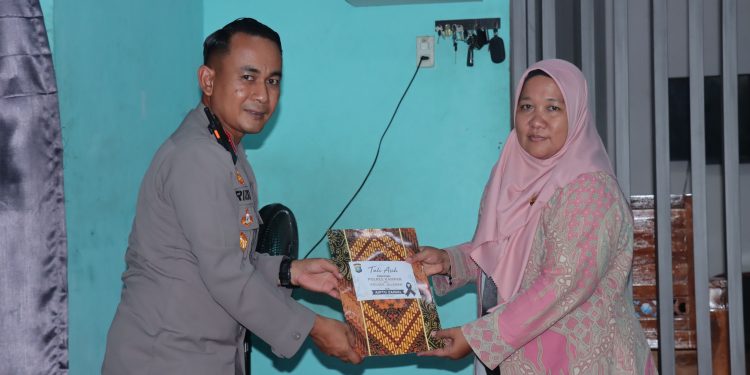 Polres Kampar Salurkan Tali Asih kepada Keluarga Almarhum AIPTU Zainal Efendi Menulis