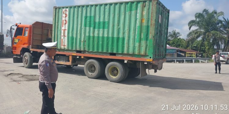 Gerak Cepat Satlantas Polres Siak Evakuasi Truk Rusak, Urai Kemacetan Panjang Lintas Minas-Perawang