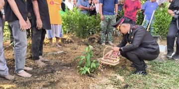 Polres Kampar Berduka – Upacara Pemakaman Personil Aipda Supriandi Dilaksanakan Dengan Khidmat Di Kuok