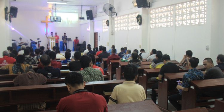 Perkuat Iman dan Harapan, Warga Binaan Kristen Lapas Pekanbaru Ikuti Ibadah Bersama Gereja HKBP Bethesda Ressort Rajawali