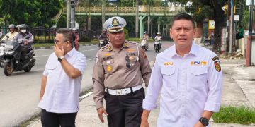 Sinergi Ditlantas dan PUPR, Penggalian Parit Jadi Solusi Atasi Banjir di Depan RS Awal Bros