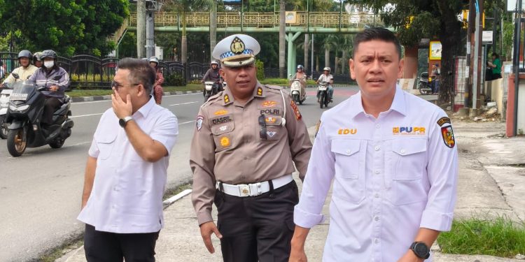 Sinergi Ditlantas dan PUPR, Penggalian Parit Jadi Solusi Atasi Banjir di Depan RS Awal Bros