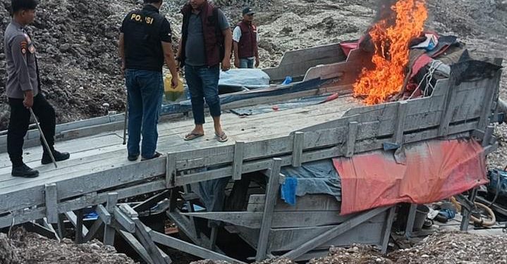 Polsek Singingi Tertibkan Dua Rakit PETI di Desa Kebun Lado, Tegaskan Komitmen Berantas Tambang Ilegal