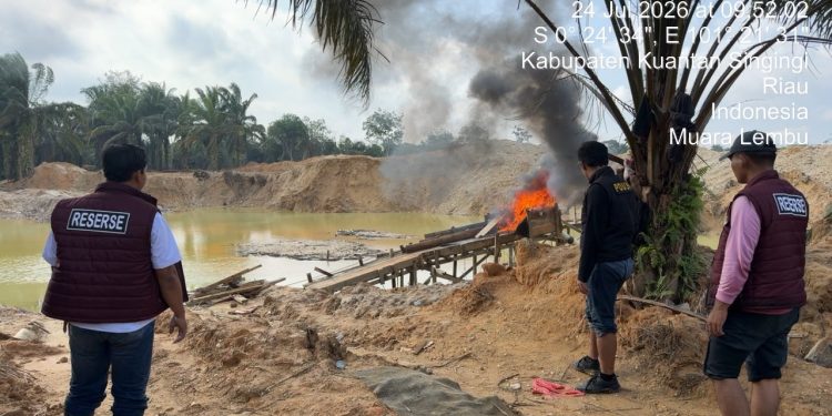 Polsek Singingi Tertibkan Aktivitas PETI di Muara Lembu, Dua Rakit Dimusnahkan