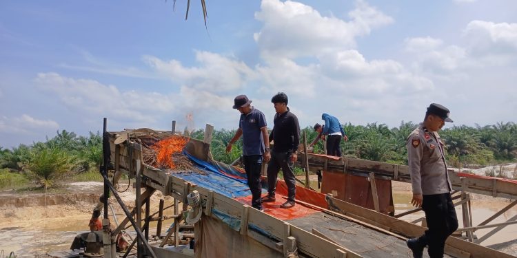 Polsek Kuantan Mudik Musnahkan Dua Rakit PETI di Desa Setiang, Komitmen Berantas Tambang Ilegal Terus Digencarkan