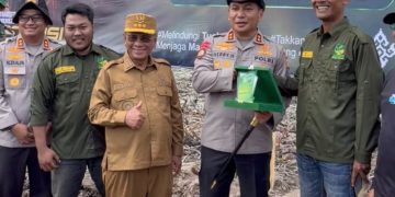 Hari Mangrove Sedunia, Yayasan Generasi Hijau Beri Penghargaan kepada Kapolda Riau
