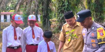 Polsek Logas Tanah Darat Tanam Pohon dan Edukasi Green Policing di SDN 013 Hulu Teso, Tanamkan Kepedulian Lingkungan Sejak Dini