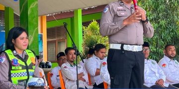 Police Goes to School di MAN 1 Kuok, Satlantas Polres Kampar Edukasi Keselamatan Berlalu Lintas dan Bagikan Helm SNI
